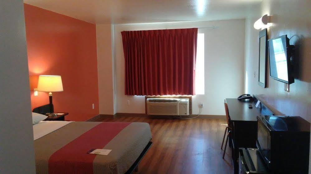 Motel 6-Hesperia, CA - West Main Street I-15 Buitenkant foto